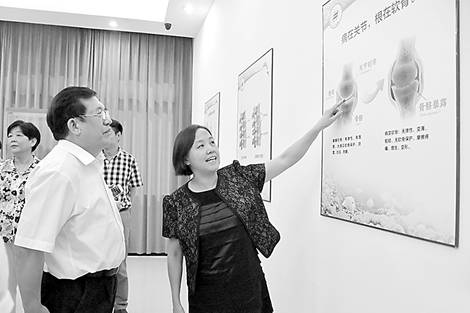 林秀芬董事长向来宾介绍蓝湾科技的发展历程和成就。.jpg