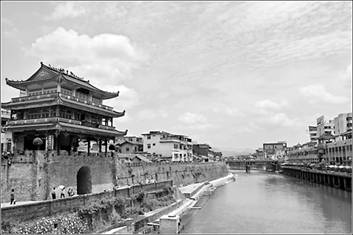 南宋端平三年(1236年)，知县宋慈开辟汀江长途航运，运潮盐至长汀。图为汀州古城墙。.jpg