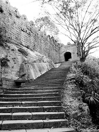 “始关门”，城墙建在山崖上，易守难攻。.jpg