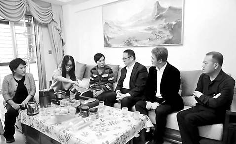 2018年11月，民革中央常务副主席郑建邦{右三）一行在福建调研期间前往泉州“优秀民革党员”蔡立忠家中看望并慰问。.jpg