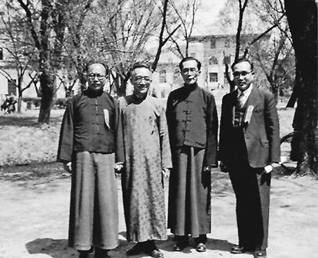 1947年4月27日，北平（今北京），清华大学三十六年校庆，原西南联大校务委员会主席兼清华大学校长梅贻琦（左三）与北京大学校长胡适（左二）、原西南联大训导长兼昆明师范学院院长查良钊（左一）、南开大学秘书长黄钰生合影。.jpg