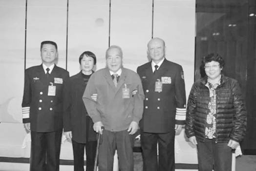 中国收复西南沙群岛70周年纪念活动期间，海军首长吴胜利与李景森及其两个女儿合影。.jpg