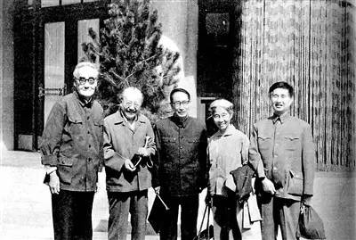 赵俪生(左一)与钱三强等合影.jpg