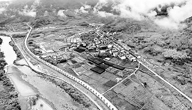 有“中国扶贫第一村”之称的福建省福鼎市磻溪镇赤溪村，以实际行动践行并证明了“绿水青山就是金山银山”的理念。 图为绿色环抱的赤溪村。.jpg