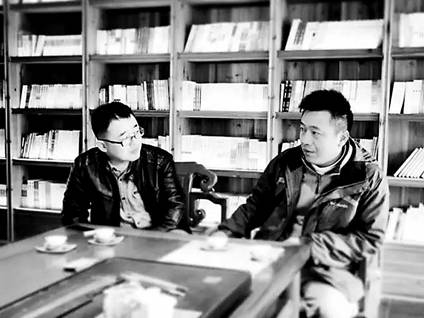国家级非物质文化遗产武夷岩茶（大红袍）制作技艺传承人、黄氏嫡传第十二代制茶师黄圣亮（右）.jpg
