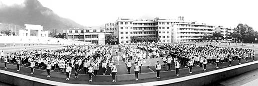 6团结拼搏__，追逐梦想！图为安溪俊民中学第33届校运会现场.jpg