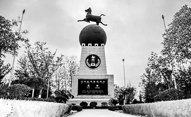 中国旅游标志的“马踏飞燕”便傲然立于汉江之畔。.jpg