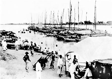 济南黄河公路大桥建成通车数年后，泺口浮桥建成通车，彻底改变并终结了泺口摆渡的历史。图为泺口旧照片。.jpg