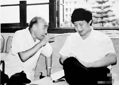 1989年7月，习近平书记（右）看望离休老红军黄垂明.jpg